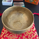 Tibetische Klangschale mit Om-Gravur