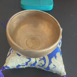 Gravierte Om-Klangschale 10-10,5 cm